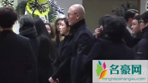 张艺兴赴韩国现身金钟铉灵堂 申世景不畏流言为前男友吊唁