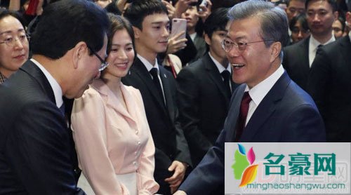 宋慧乔出席中韩国宴 网友化身侦探猜测她是否怀孕
