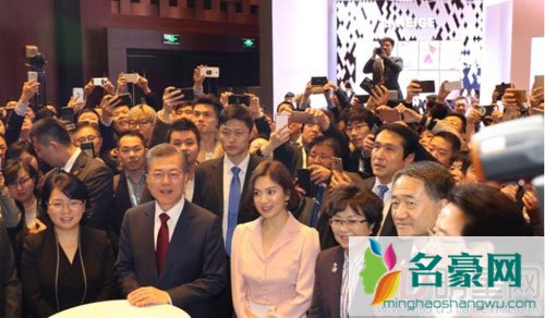 宋慧乔出席中韩国宴 网友化身侦探猜测她是否怀孕