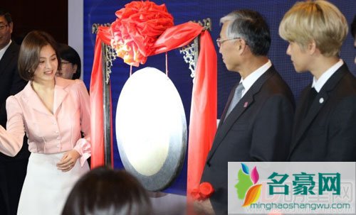 宋慧乔出席中韩国宴 网友化身侦探猜测她是否怀孕