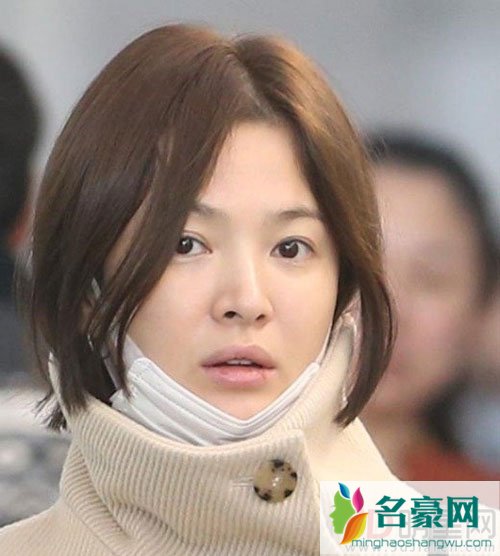 宋慧乔手带抢眼婚戒前往北京 网友惊呼素颜太真实