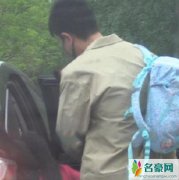 贾乃亮接甜馨放学 甜馨先后送给爸爸三个甜吻