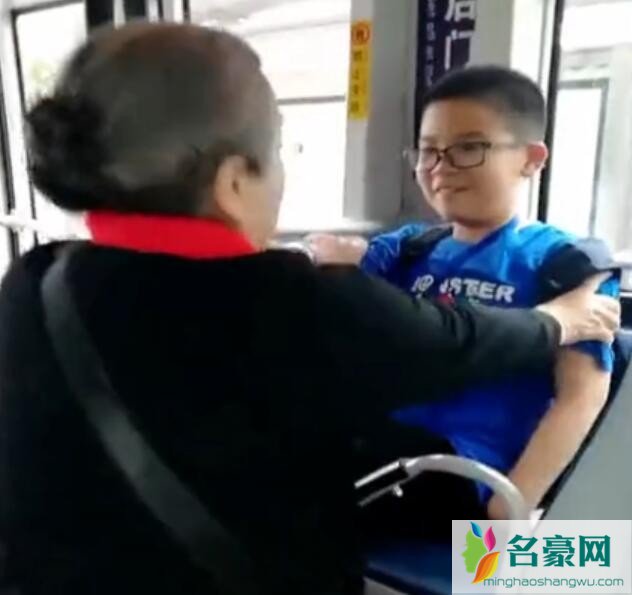 容嬷嬷拒绝小朋友让座