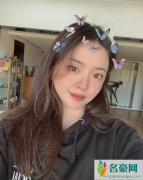 王文也晒雀斑妆美照对比，闺房意外曝光很有艺术风