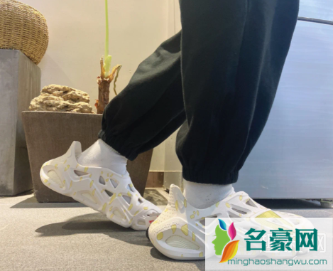 匹克洞洞鞋上脚穿搭图：平替椰子洞洞鞋！