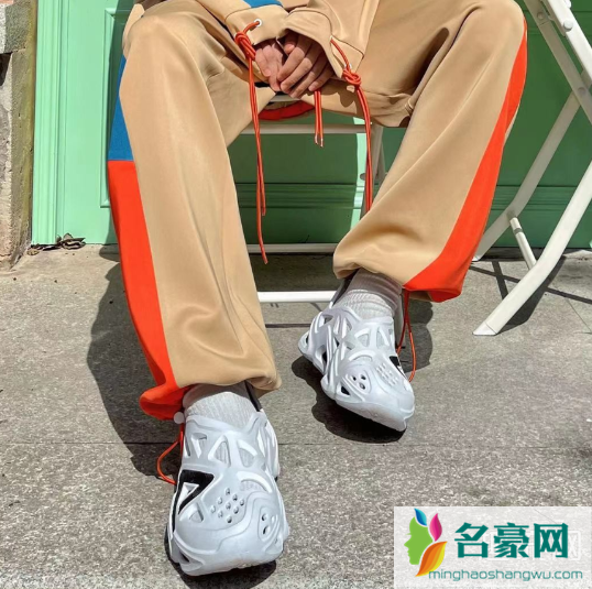 匹克洞洞鞋上脚穿搭图：平替椰子洞洞鞋！
