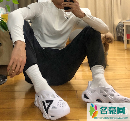 匹克洞洞鞋上脚穿搭图：平替椰子洞洞鞋！