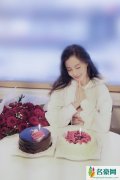 Baby庆生照曝光，31岁皮肤白皙紧致似十八少女