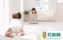 两个月小孩可以学着爬吗 小孩八个月了还不会爬怎