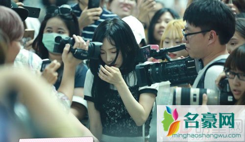 泰妍机场遇危险 人群混乱镜头打到脸