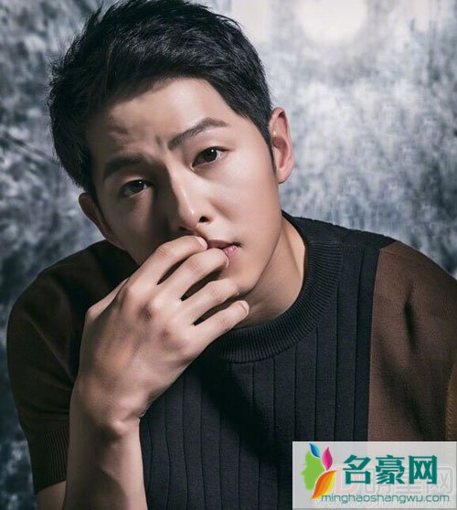 宋仲基好事将近笑容不断 点歌也不忘秀恩爱