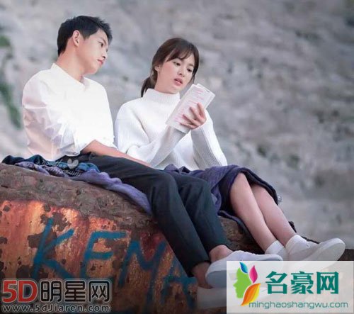 宋仲基好事将近笑容不断 点歌也不忘秀恩爱
