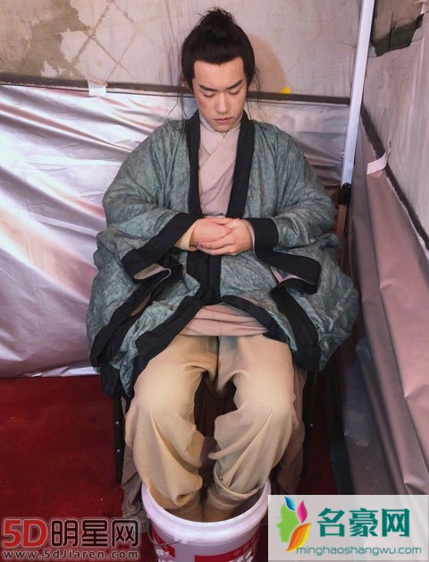 易烊千玺是不是有自闭症 易烊千玺高烧40度还能拍戏吗