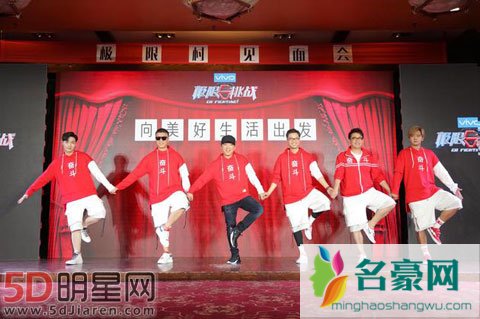 张艺兴谈为何学羊吃草 人生需要不断尝试和体验