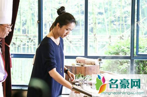 汤唯带两岁女宝宝回杭州探望老师 师生情堪比母女情