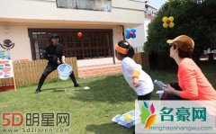邓超带伤参加孩子运动会却遭孙俪嫌弃 对孩子来说