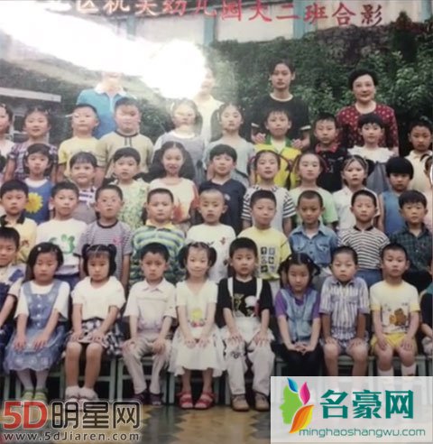 黄子韬综艺影视演唱会全面开花 童年照被公开原来黑眼圈从小就有