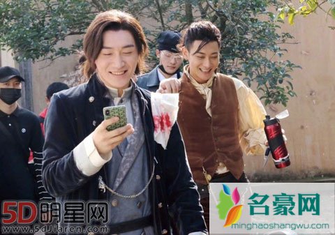 黄子韬综艺影视演唱会全面开花 童年照被公开原来黑眼圈从小就有