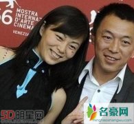 黄渤太太小欧罕见露面 大方得体默契相伴多年