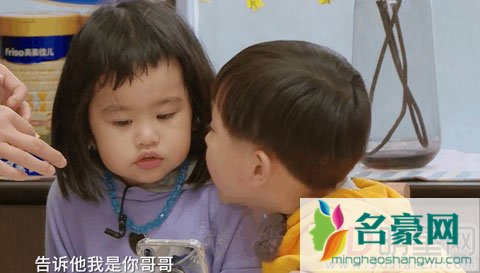 大麟子终于在节目中提到爸爸了 特征是戴了一副眼镜