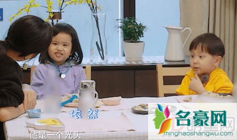 大麟子终于在节目中提到爸爸了 特征是戴了一副眼镜