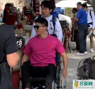 李晨国外录综艺受伤 出门需要坐轮椅疑似伤到腰部