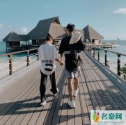 何超莲窦骁亲吻照 亲密互动热恋的气息扑面而来
