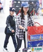 董洁带儿子现身 一路紧跟在妈妈身后十分乖巧帅气