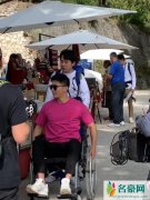 李晨国外录综艺受伤 坐轮椅出行极为不方便