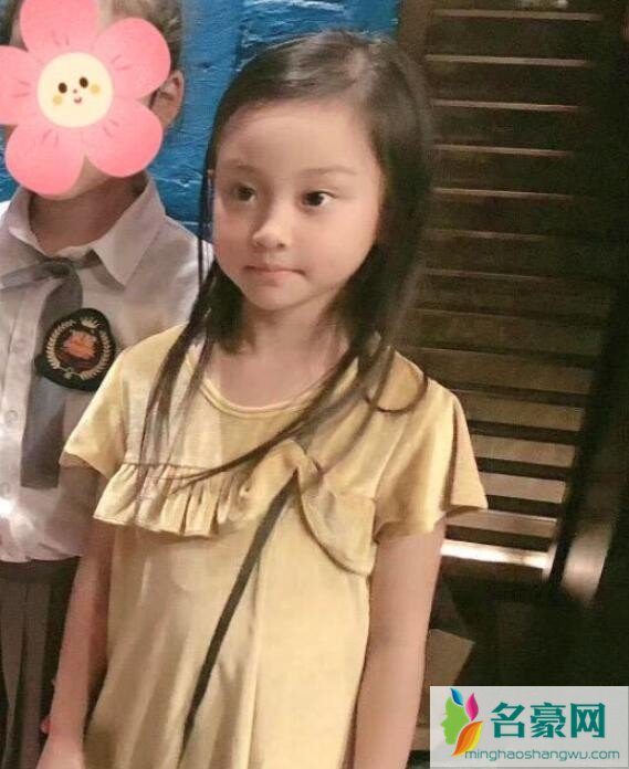 李小璐带女儿参加聚会
