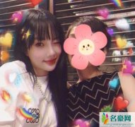 李小璐带女儿参加聚会 甜馨与同龄人合影尽显美丽