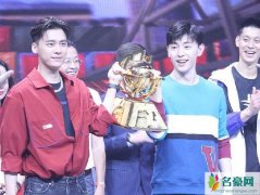 李易峰邓伦同台 两大男神一起捧起奖杯十分开心