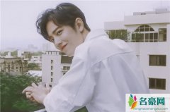 肖战分享自画像 调侃自己也不知道画了个啥