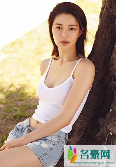 钟楚曦黑历史及男友八卦曝光 钟楚曦芳华内衣剧照