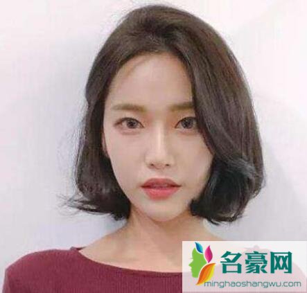 外翘的短卷发发型