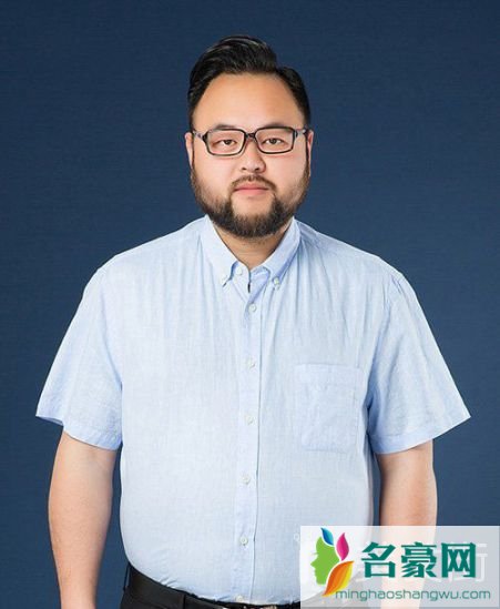 胡须男短头发无刘海发型打造