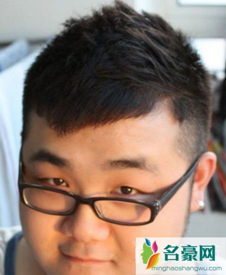 胖男生短头发剪桃心刘海发型
