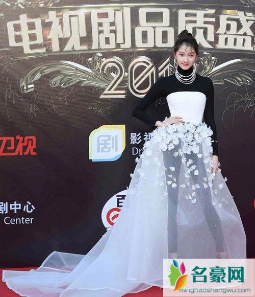 关晓彤造型频频被吐槽 造型团队坐不住了拿王菲举例回应