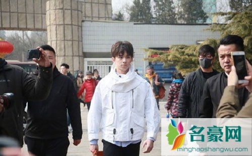 吴磊宋祖儿现身北电进行三试 宋祖儿给身后妹子发糖还亲密拥抱