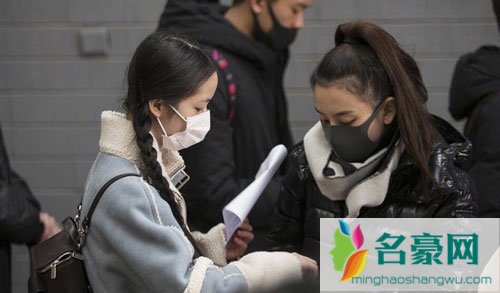 吴磊宋祖儿现身北电进行三试 宋祖儿给身后妹子发糖还亲密拥抱