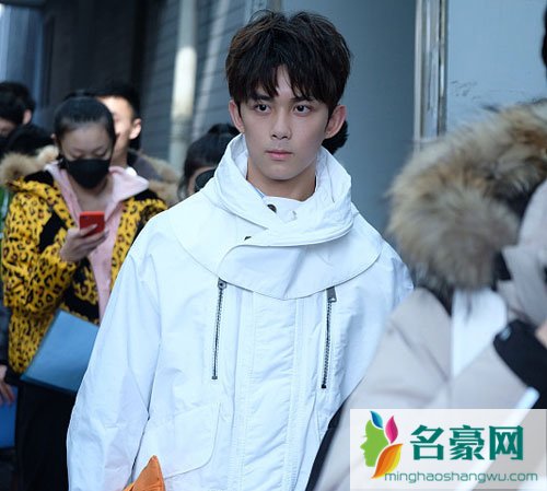 吴磊宋祖儿现身北电进行三试 宋祖儿给身后妹子发糖还亲密拥抱