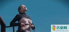 艾米丽布鲁姆资料简介 在纽约街头裸胸表演大胆之