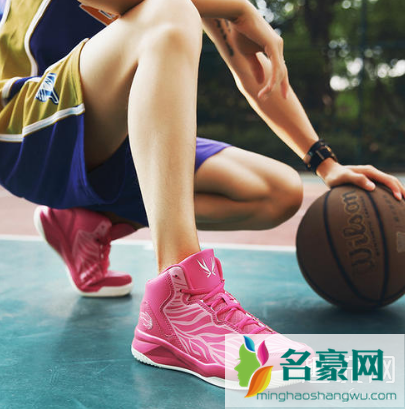 不打球的女生可以穿球鞋吗 女生可以穿男生球鞋吗