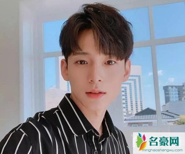 男生秋季发型：短飞机头发型
