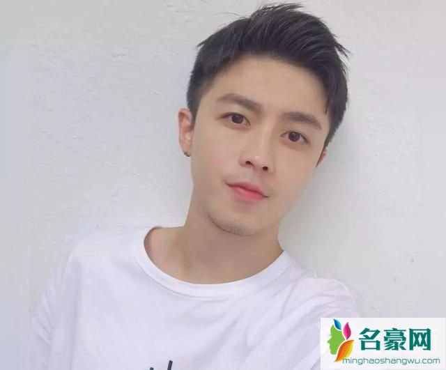 男生秋季发型：半露额发型