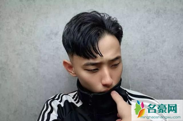 男生秋季发型：偏分刘海发型