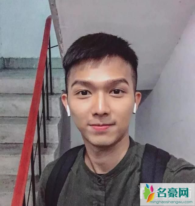 男生秋季发型：偏分刘海发型2