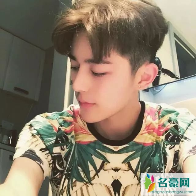 2019男生秋季发型_最受女生喜欢的潮男发型图片