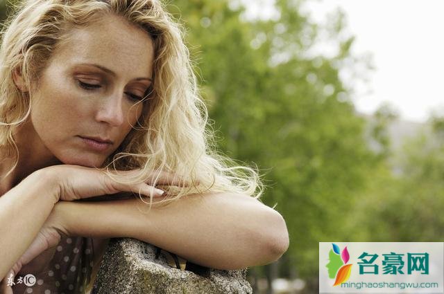 “谁知道他这么傻，还真的把婚离了，我们是一时所需而已！”