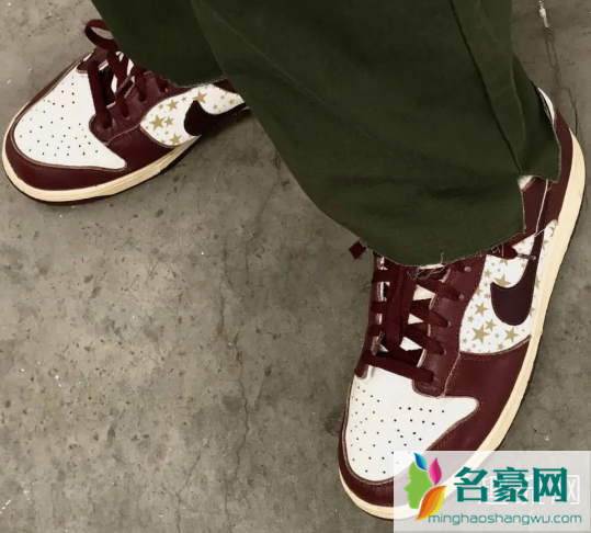 萧敬腾上脚supreme联名dunk sb原谅色 supreme联名dunk货量多吗